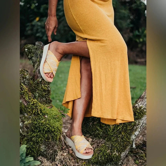 OluKai Moanilehua, solar glow/tapa - Picture 2 of 13